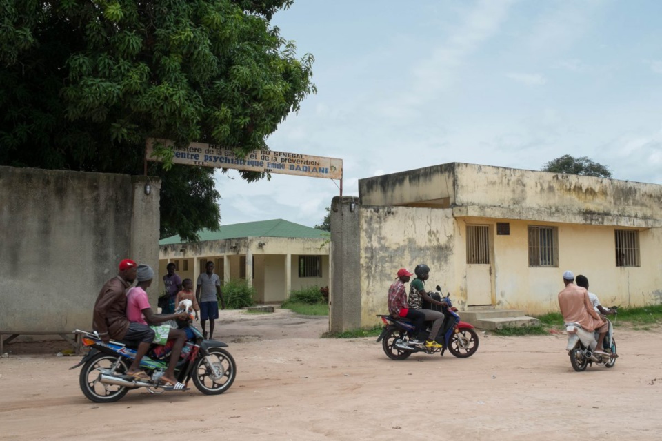 ZIGUINCHOR :MANQUE DE COMMODITES AU CENTRE PSYCHIATRIQUE EMILE BADIANE DE KENIA Les malades se débrouillent pour manger ZIGUINCHOR :MANQUE DE COMMODITES AU CENTRE PSYCHIATRIQUE EMILE BADIANE DE KENIA Les malades se débrouillent pour manger