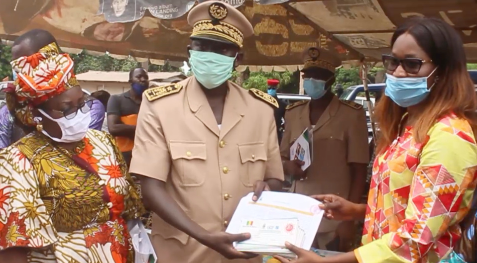 Covid-19 à Bignona : Zahra Yane Thiam Ministre de la Microfinance soulage la mutuelle KARAMBENOOR d'Albadar d'un financement de 20. 000 000FCFA. Covid-19 à Bignona : Zahra Yane Thiam Ministre de la Microfinance soulage la mutuelle KARAMBENOOR d'Albadar d'un financement de 20. 000 000FCFA.