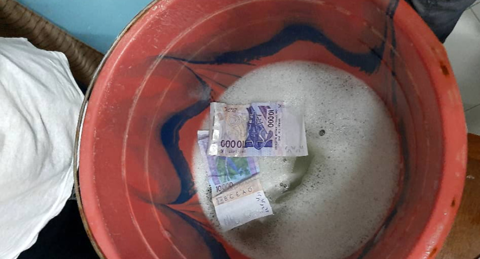 TROIS FAUSSAIRES TOMBENT AVEC 153 MILLIONS ET DU MATÉRIEL DE FAUX-BILLETS TROIS FAUSSAIRES TOMBENT AVEC 153 MILLIONS ET DU MATÉRIEL DE FAUX-BILLETS