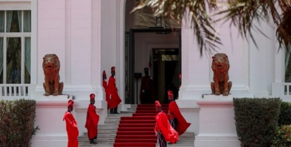 Fronde au Palais: 53 conseillers de Macky menacent de démissionner Fronde au Palais: 53 conseillers de Macky menacent de démissionner