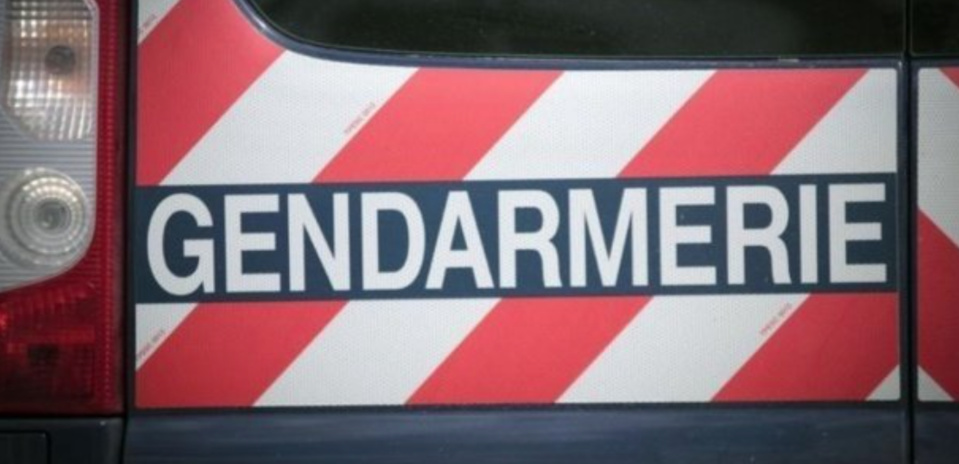 Pourchassés par des jeunes armés, 2 voleurs se réfugient à la gendarmerie de... Pourchassés par des jeunes armés, 2 voleurs se réfugient à la gendarmerie de...