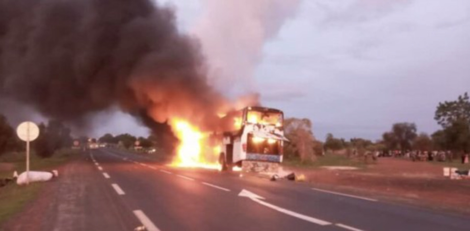 Kaolack : Un bus transportant une cinquantaine de passagers prend feu