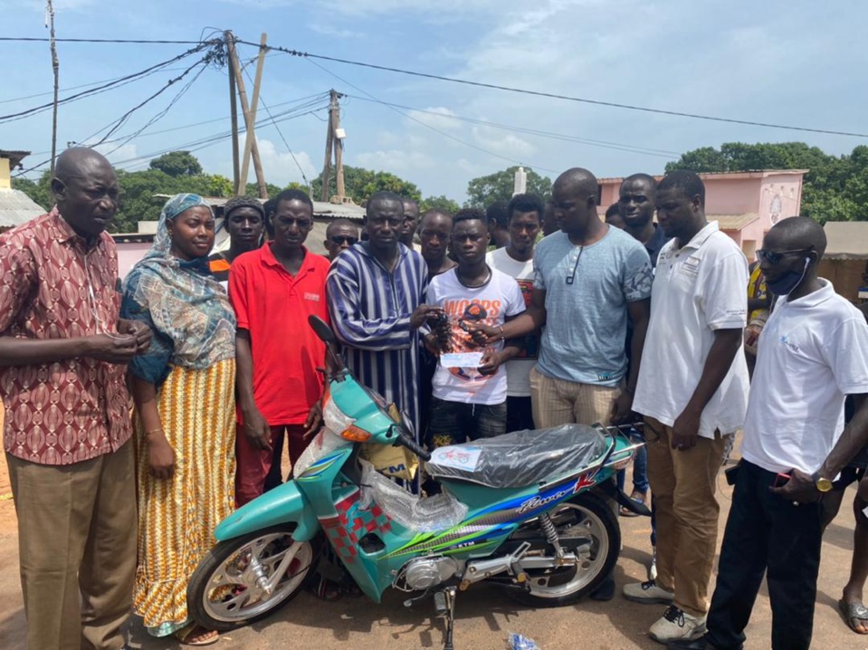 ADEANE: DOUDOU KA OFFRE DES MOTOS JAKARTA AUX JEUNES ADEANE: DOUDOU KA OFFRE DES MOTOS JAKARTA AUX JEUNES