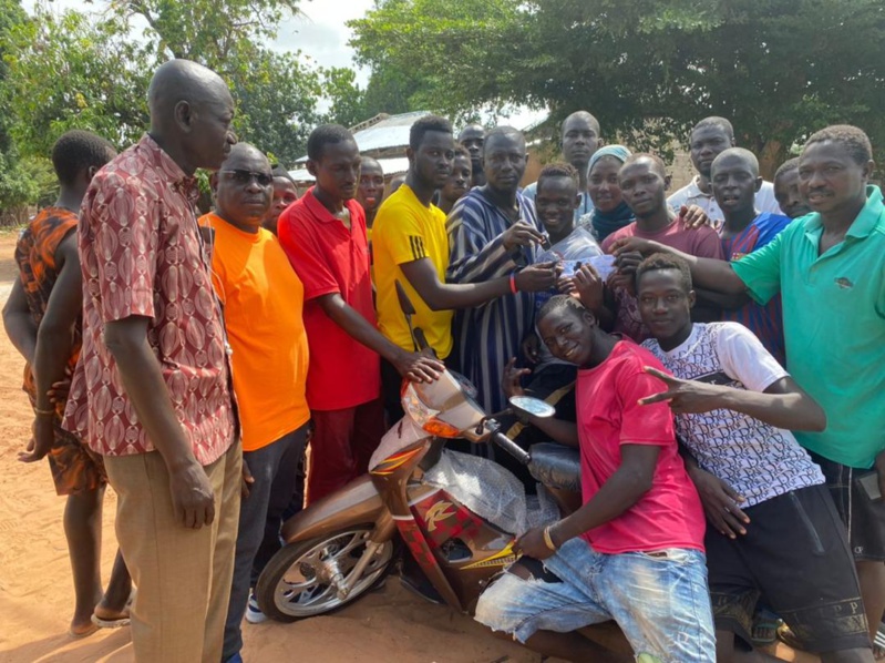 ADEANE: DOUDOU KA OFFRE DES MOTOS JAKARTA AUX JEUNES ADEANE: DOUDOU KA OFFRE DES MOTOS JAKARTA AUX JEUNES