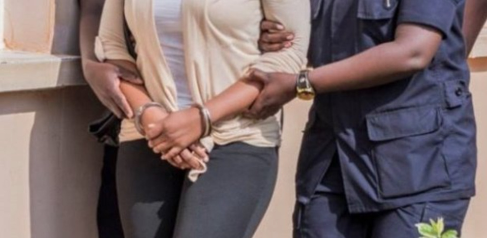 Scat Urbam : Une femme poignarde ses jumeaux Scat Urbam : Une femme poignarde ses jumeaux