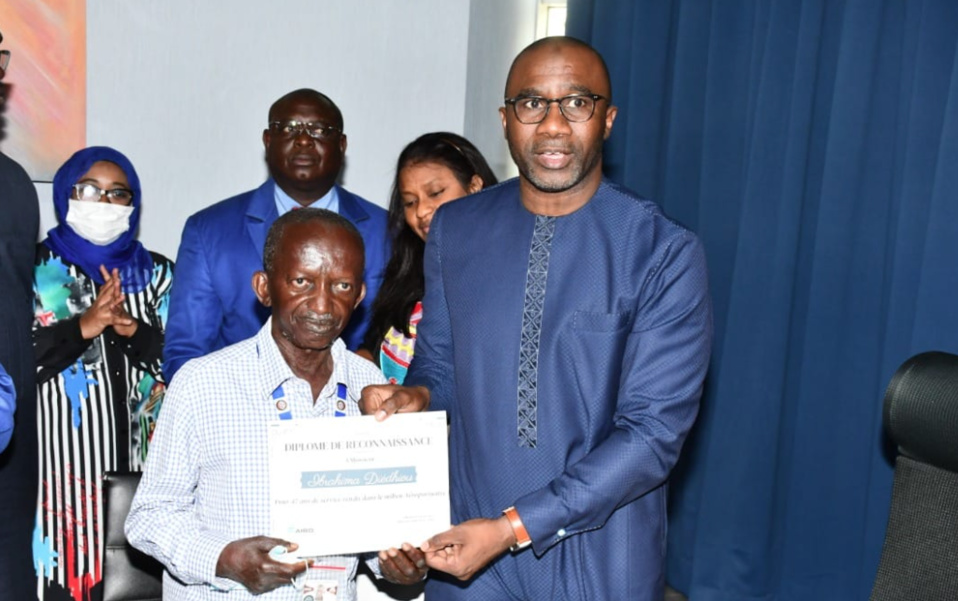 UN CONTRAT DE TRAVAIL APRES 47 ANS DE BENEVOLAT A L’AEROPORT DE ZIGUINCHOR : Doudou Ka réalise le vieux rêve de Ibrahima Diédhiou UN CONTRAT DE TRAVAIL APRES 47 ANS DE BENEVOLAT A L’AEROPORT DE ZIGUINCHOR : Doudou Ka réalise le vieux rêve de Ibrahima Diédhiou
