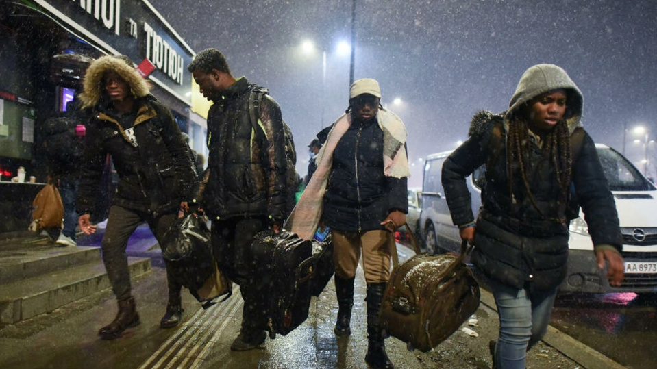 Exode à la frontière Ukraine-Pologne : "Ils nous refoulent juste parce qu'on est Noirs !"