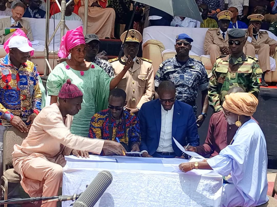 Jakai: Un accord de paix signé entre le Sénégal et des rebelles de Casamance Jakai: Un accord de paix signé entre le Sénégal et des rebelles de Casamance