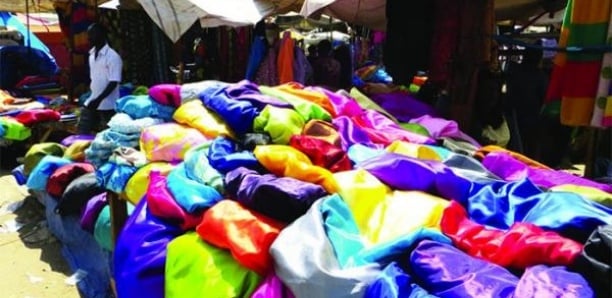 ​La Fête de Korité à Ziguinchor : Les Préparatifs au Marché Saint-Maur et dans les Ateliers de Tailleurs de Peyrissac