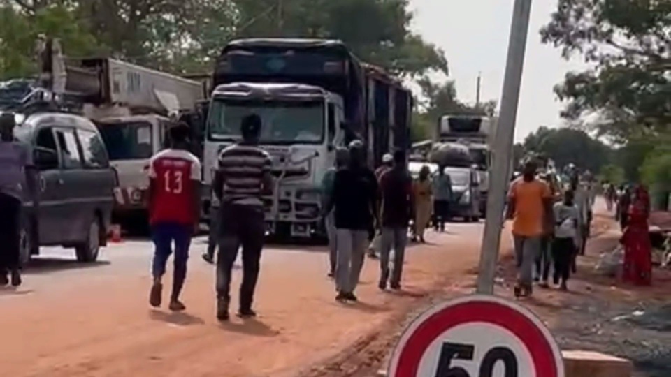FÊTE DE TABASKI : UN EMBOUTEILLAGE MONSTRE PARALYSE L'AXE TOBOR-ZIGUINCHOR FÊTE DE TABASKI : UN EMBOUTEILLAGE MONSTRE PARALYSE L'AXE TOBOR-ZIGUINCHOR