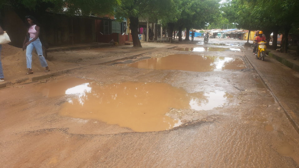ZIGUINCHOR À L'ÉPREUVE DES ROUTES : QUAND L'ÉTAT DES VOIES DOUBLE LE COÛT DE LA VIE ZIGUINCHOR À L'ÉPREUVE DES ROUTES : QUAND L'ÉTAT DES VOIES DOUBLE LE COÛT DE LA VIE
