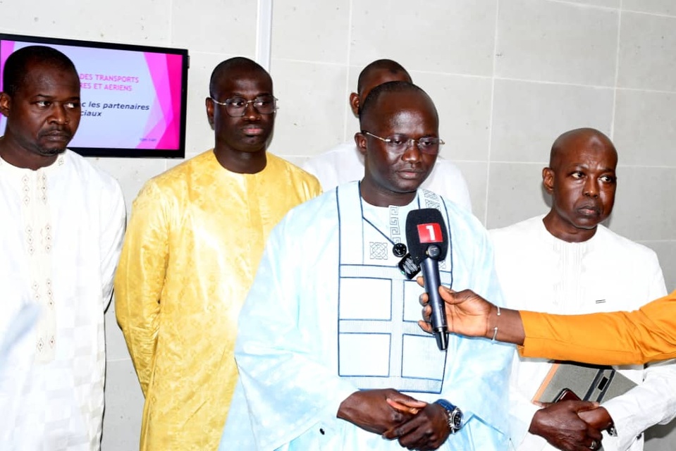 Dialogue Social Relancé : Le Ministre Yankoba Diémé S'Entretient avec l'Intersyndicale de l'Aéronautique