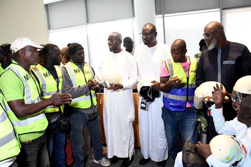 Campagne de Sécurité Routière : Ibra Mbaye Faye « Lamp Fall la lumière » distribue 1 000 casques et gilets aux conducteurs de moto-taxi Campagne de Sécurité Routière : Ibra Mbaye Faye « Lamp Fall la lumière » distribue 1 000 casques et gilets aux conducteurs de moto-taxi