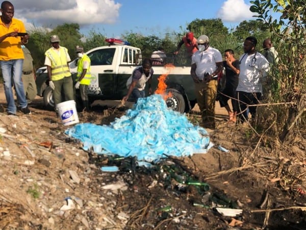 Des femmes surprises en train de laver des masques usagés pour les revendre