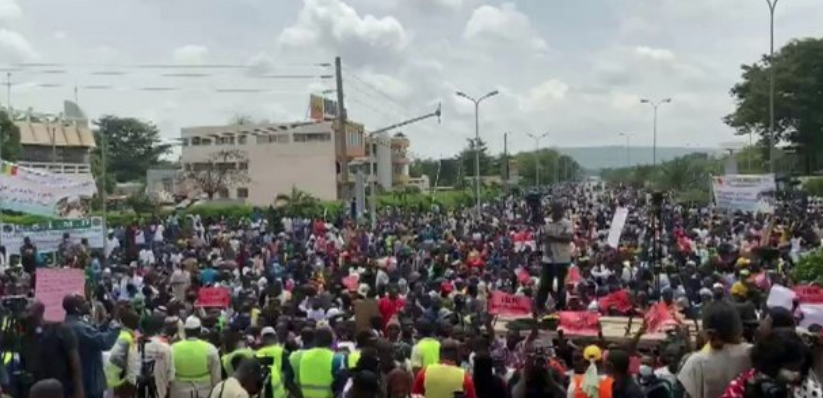 Mali : Les manifestants dans la cour de la télévision publique