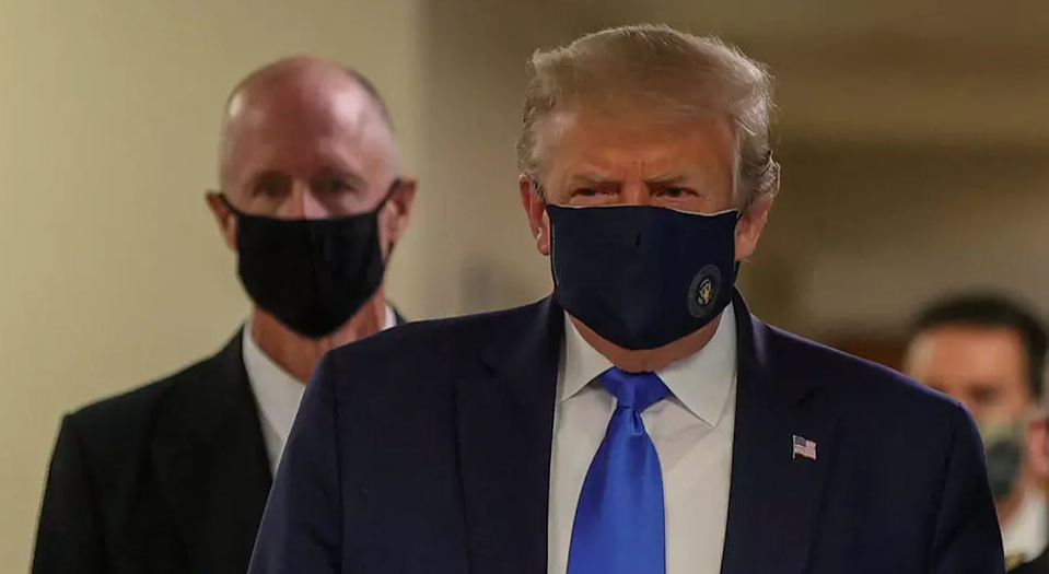 Coronavirus: Donald Trump porte le masque pour la première fois en public