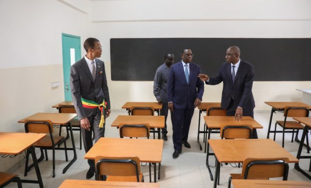 ​Classes intermédiaires : Le ministère de l’éducation nationale fixe les règles de passage en classe supérieure.