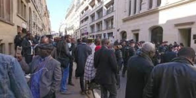 Consulat du Sénégal à Paris : une diplomatie sans les gestes barrières, plus de 5000 laissez-passer distribués.