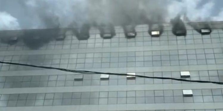 Le building administratif en feu