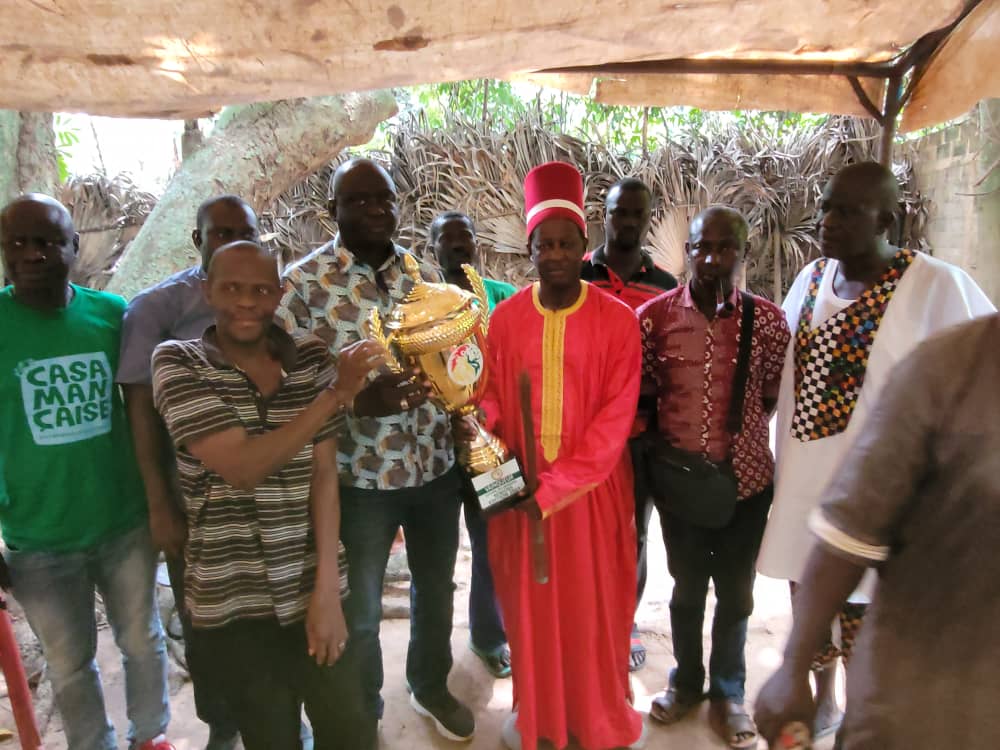 Le Casa-Sport présente son trophée aux rois d'Oussouye