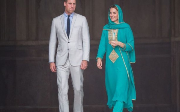EN VISITE AU PAKISTAN : Kate Middleton visite la mosquée Badshahi