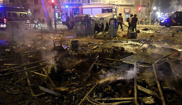 Barcelone: une cinquième nuit d’émeute au milieu des touristes