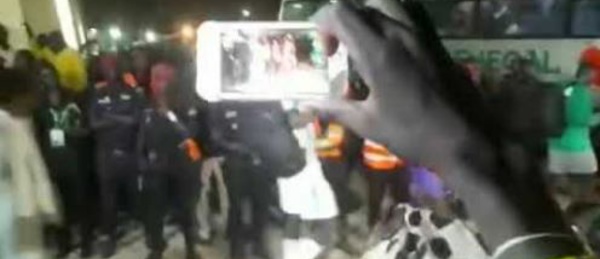 Video – Sénégal vs Congo: Ismaila Sarr en béquille après le match, sa blessure inquiète !