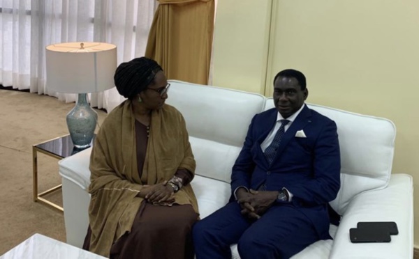 Conférence sur la dette et le développement durable : Accueil du Ministre des Finances, du Budget et de la Planification nationale du Nigeria, Mme Zainab Shamsuna Ahmed par le Ministre Cheikh Kante.