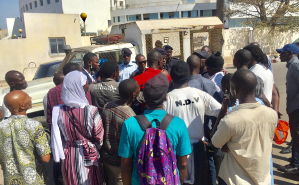 Palais de justice : La police disperse un rassemblement des camarades de Guy Marius Sagna devant le tribunal.