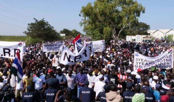 Gambie : une manifestation pour le départ du président Barrow fait 3 morts