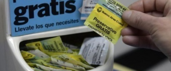 En panique, des Australiens achètent des paquets de préservatifs pour se protéger contre le coronavirus.