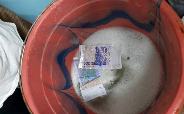 TROIS FAUSSAIRES TOMBENT AVEC 153 MILLIONS ET DU MATÉRIEL DE FAUX-BILLETS