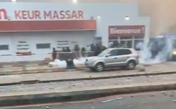 Apres les sacages, Total suspend plus de 2000 emplois, Auchan licencie les contractuels