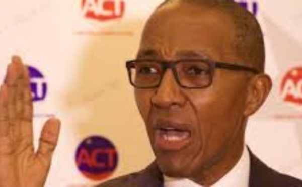 Abdoul Mbaye : « De grâce, respectons notre Constitution et cessons de jouer avec notre pays! »