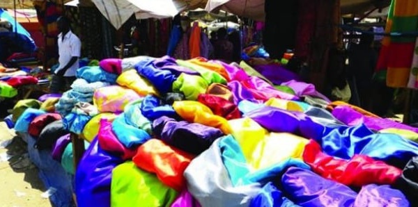 ​La Fête de Korité à Ziguinchor : Les Préparatifs au Marché Saint-Maur et dans les Ateliers de Tailleurs de Peyrissac